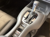 ワンアクションでスムーズな運転を支援する、エレクトリックギアセレクターに、パーキングブレーキは、電子制御パーキングブレーキです。