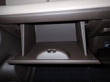 大型のグローBOXが装備されています。よく使うアイテムの収納に便利です、欲しい時にすぐに取り出せます♪