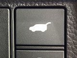 【パワーバックドア】スマートキーや運転席のボタンを押すだけでリアゲートが自動で開閉します!荷物を持っている時や、高い位置にあるバックドアを閉める際に便利な機能です♪