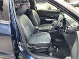 シートリフターは、運転席の座面を上下させて、体格に合わせて調整できる機能です。視界の確保やペダルの操作性、疲れにくさの向上に役に立ちます。