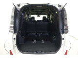 3列目シートは跳ね上げ式で折りたたみが可能です。たためば荷物もしっかり積める!キャンプ用品なども、気兼ねなく積めそうです。旅行にも強い味方ですね。