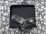【スマートキー】キーをバッグやポケットに入れたままでもドアロックの開閉が出来るほか、エンジンキーを挿さなくてもエンジンスタートストップが出来ます。