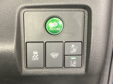 Hondaセンシング用の、VSA(ABS+TCS+横滑り抑制)解除と路外逸脱抑制機能のオンオフスイッチなどはハンドルの右側に装備しています。燃費に役立つECONボタンもここです。