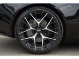 イヤ:ミシュラン PILOT SPORT S 5 アストンマーティンの専用であり、共同開発した本タイヤには「AML」の刻印がございます。サイズ:フロント275/35/ZR21 リア325/30ZR21