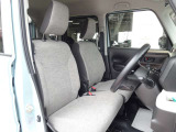 視界や操作まわりを確認しやすい運転席です。