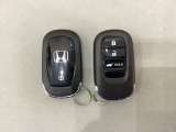 スマートキーを装備しています。鍵を差し込むことなくドアロックの開け閉めと、スタートボタン操作でのエンジンスタートができます。ボタン操作でトランクが開けられる電動テールゲートのボタンもついています。