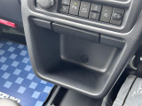 運転席と助手席の間にコンソールボックスが装備!携帯等の一時置きにもお使いいただけます♪