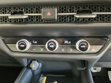 【左右独立オートエアコン】左右席で独立温度コントロールが可能です。運転席はキンキンに冷やして助手席はマイルドにと言った設定が可能です☆暑さ寒さでケンカすることもなくなりますね♪