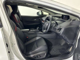 運転席側は電動シート機能が付いております。自分のスタイルに合った運転姿勢がとれ、快適に運転することができます。