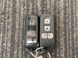 スマートキー付。キーを取り出さなくてもドアロックの施錠・開錠、エンジンの始動が出来ます。雨の日や荷物の多い日にとても便利ですね。