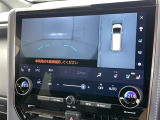 パノラミックビューモニターシステムが付いているので車の上から見た映像が確認できますよ。 一目で車両周辺の情報を確認できますが、直接安全をご確認下さい。