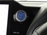 【プッシュスタート】スマートキーを携帯して、ブレーキを踏みながらスタートスイッチを押すだけでエンジンがかけられます。