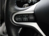 ハンドルにオーディオ操作用スイッチを備え、手を放さずに操作可能。安全性と利便性を両立しています。