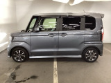 狭い駐車場でも、スライドドアならチャイルドシートへのお子さまの乗降や荷物の積載もスムーズ。とても便利な【両側電動スライドドア】ドアハンドを少し引くだけでリアドアが自動開閉します。