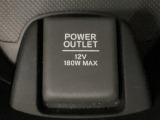 アクセサリーソケットはUSBのアダプターなどをつければ、スマホの充電にも使えます。周辺には物が置けるトレーがついています。