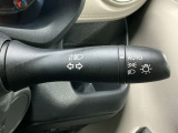 【オートライト】車のセンサーが周囲の明るさを感知し、自動でヘッドライトを点灯・消灯する機能です。この機能は夕暮れ時の交通事故が多い時間帯の安全性を高めてくれます。