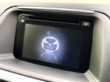 【マツダコネクトナビ】車内の雰囲気にマッチした一体型タイプのナビ。各種車輌設定やBluetooth再生等、様々な機能が楽しめます。直感的なダイヤル操作が可能で、使い勝手も良好です。