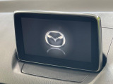 【マツダコネクト】車内の雰囲気にマッチした一体型タイプのディスプレイ。各種車輌設定やBluetooth再生等、様々な機能が楽しめます。専用SDカードのご購入で、ナビ機能も使用出来ます。