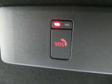 急病時や危険を感じた時、SOSコールスイッチを押すと専門のオペレータに繋がって、警察や消防への連携をサポートしてくれます。また、万が一の事故発生時には、エアバッグ展開と連動して自動通報します。