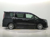 両側パワースライドドア付きだから、狭い駐車スペースなどでの 乗り降りラクラク!小さなお子さまのいるご家庭には嬉しい装備。