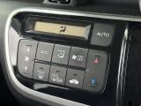 【オートエアコン】一度お好みの温度に設定すれば、車内の温度を検知し風量や温度を自動で調整。暑い&hellip;寒い&hellip;と何度もスイッチ操作をする必要はありません。快適な車内空間には必須の機能ですね♪