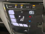 【オートエアコン】一度お好みの温度に設定すれば、車内の温度を検知し風量や温度を自動で調整。暑い&hellip;寒い&hellip;と何度もスイッチ操作をする必要はありません。快適な車内空間には必須の機能ですね♪
