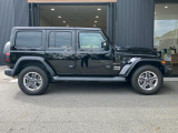 【ホイールアーチ】台形ホイールアーチはJeep伝統のデザインです。採用している理由は諸説ありますが、オフロードを走行する際にタイヤとボディが干渉しあわないよう配慮した作りにするためとなります。