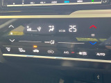 【オートエアコン】一度お好みの温度に設定すれば、車内の温度を検知し風量や温度を自動で調整。暑い&hellip;寒い&hellip;と何度もスイッチ操作をする必要はありません。快適な車内空間には必須の機能ですね♪