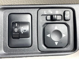 【電動格納ミラー】サイドミラーは電動格納式となっており、狭い駐車場でもキズがつくリスクを抑えられます。