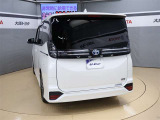 ハッチバックなので、バックドアは上に開きます♪大きな荷物の出し入れがしやすくなります。便利ですよ♪