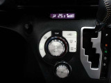 車内の温度管理に便利なオートエアコン☆