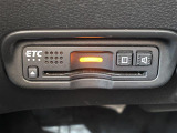 【ETC】有料道路を利用する際に料金所で停止することなく通過できる、ETC車載器(ノンストップ自動料金収受システム機器)が装備されています。セットアップを行うことで利用可能になります。