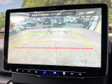 【バックカメラ】駐車時に後方がリアルタイム映像で確認できます。大型商業施設や立体駐車場での駐車時や、夜間のバック時に大活躍!運転スキルに関わらず、今や必須となった装備のひとつです!