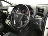 高級感のある運転席回り♪乗っていて落ち着けるデザインです。もちろん使い勝手もとても良いです。