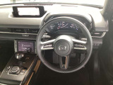 運転に集中しやすいシンプルなコックピット。必要な情報を見やすく配置し、快適なドライブをサポートします。