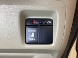 左側電動スライドドアは運転席からでも操作ができるように、ハンドル付近に開閉の操作スイッチが付いています。