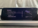 カメラが車線を認識してはみ出しそうになるとステアリングアシストが介入するレーン・キープ・アシストシステムを装備しております。お好みで作動・非作動の設定も可能です。