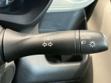 車外の明るさに応じでライトを点灯、消灯してくれるオートライト機能です☆お天気の良い昼間のトンネル走行などオートにしてると便利で安心です☆エンジン停止時にライトの消し忘れも無くなります☆