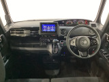 車内は光触媒抗菌消臭施工済です。スタイリッシュなデザインでスポーティなインパネ周りを演出します。グローブボックスやカップホルダーのほかにトレーなどたくさんの収納スペースが付いています。