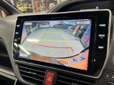 【バックカメラ】運転席から画面上で安全確認ができます。駐車が苦手な方にもオススメな便利機能です。