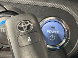 【スマートキー】カバンやポケットに入れたままでもドアの施錠・解錠が可能なスマートキーを装備。エンジンのオン・オフ時もカギを取り出す必要が無いからとっても便利です♪