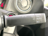 【オートライト】周りの明るさに応じて自動でヘッドライトの点灯・消灯ができる機能です!ライトの付け忘れ・消し忘れなどが無くなり、雨の日や夕方の走行も安心!トンネル通過時も便利ですね♪