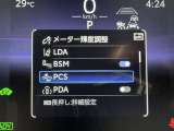 レーンディパーチャーアラートとは車線または走路からの逸脱の可能性を警告すると共に、車線または走路からの逸脱を避けるためのハンドル操作の一部を支援する機能です。詳細は販売店スタッフまでおたずねください。