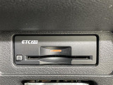 【ETC2.0(DSRC)】ETCカードを挿入すれば料金所はノンストップで通過できます。ETC限定の割引や、高速道路の情報提供サービスを利用できます。