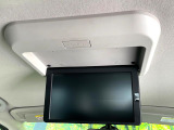 【フリップダウンモニター】大画面モニターで後席でもエンタメをお楽しみいただけます。小さなお子様にも大人気の装備です♪