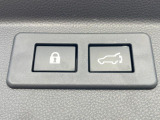 【パワーバックドア】スマートキーや運転席のボタンを押すだけでリアゲートが自動で開閉します!荷物を持っている時や、高い位置にあるバックドアを閉める際に便利な機能です♪