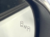 【ブラインドスポットモニター】走行中、ドアミラーの死角になりやすい箇所に後続車が接近するとサイドミラーのレンズに警告を表示!ドライバーに注意喚起をしてくれます。