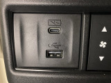 エアコン操作パネルの左側に、スマートフォンなどの充電可能なUSB端子と、音源などの外部入力の可能なUSB端子がついています。移動中に充電もできるので便利です。