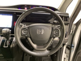 ハンドルにHondaセンシング系のクルーズコントロールやレーンキープアシストなどのスイッチと、オーディオの操作スイッチが装備されています。ハンドルから手を離さず安全に操作できます。