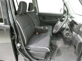 高いホールド性で運転姿勢が安定します。長距離ドライブでも疲れにくいのが魅力です。快適なドライビングライフをお送りください♪